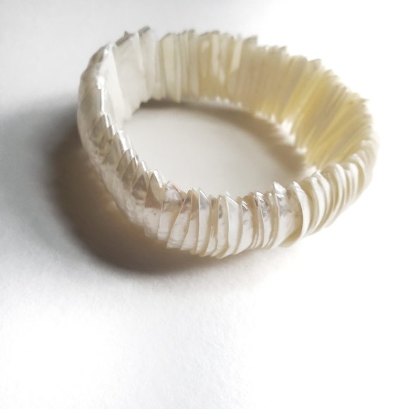 Mother-of Pearl Curved Slices Elasticated Wide Ban - Picture 2 of 3